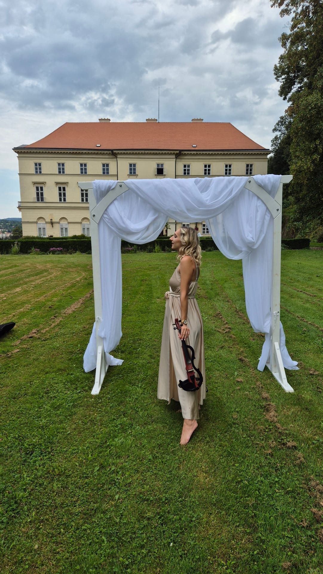 Živá hudba na elektrické housle během svatebního obřadu