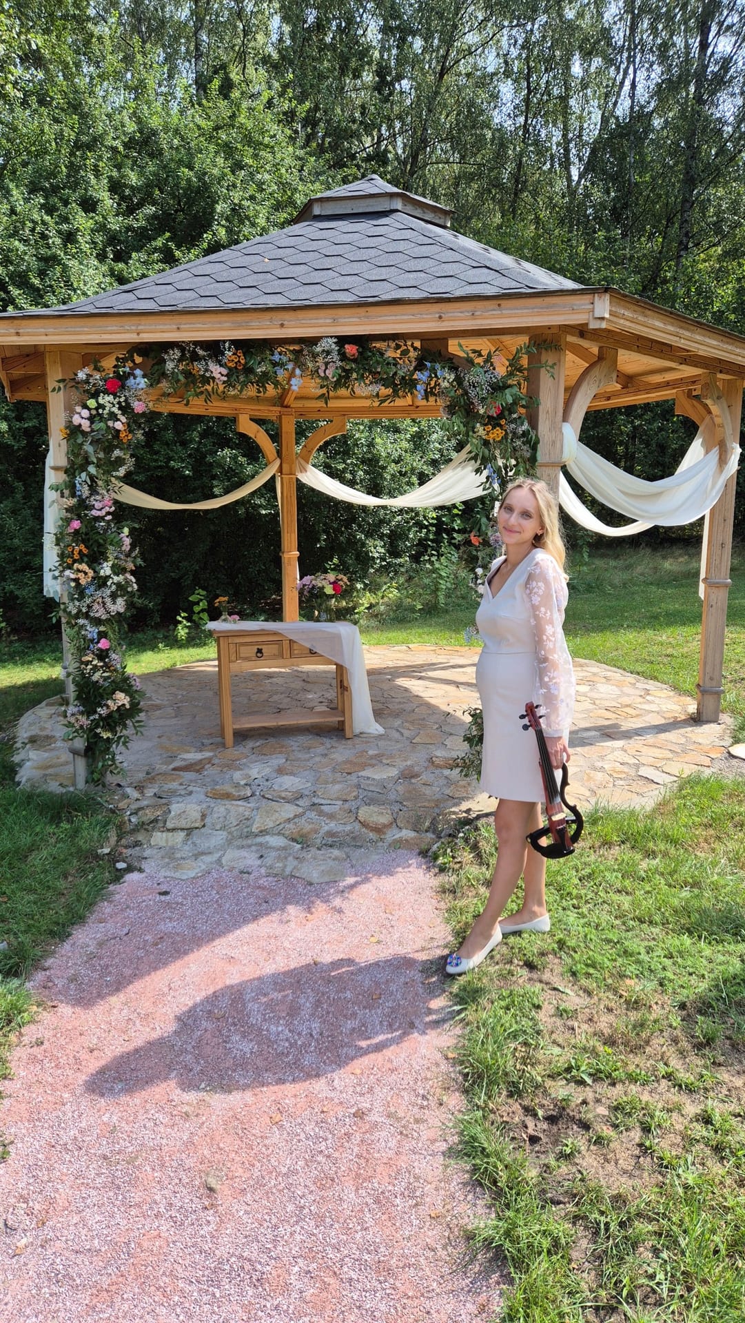 Svatební vystoupení houslistky před nevěstou a ženichem