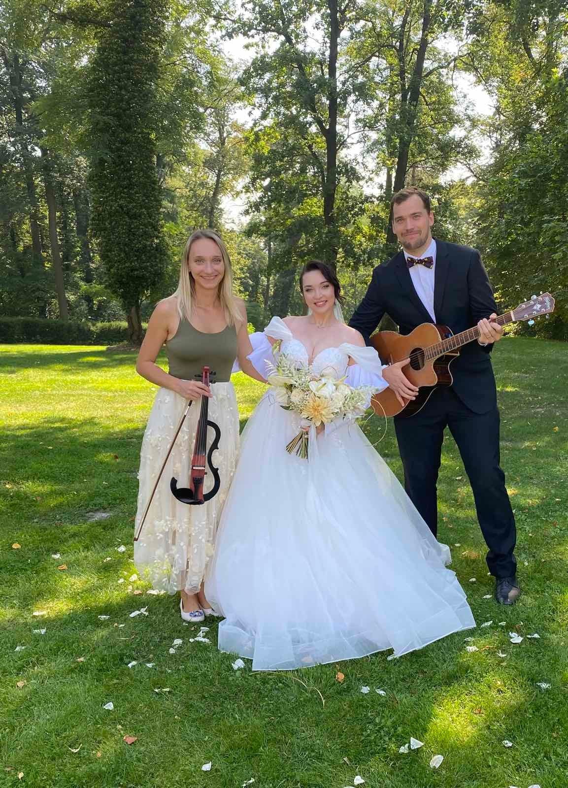 Dojemný svatební moment doprovázený hrou na housle